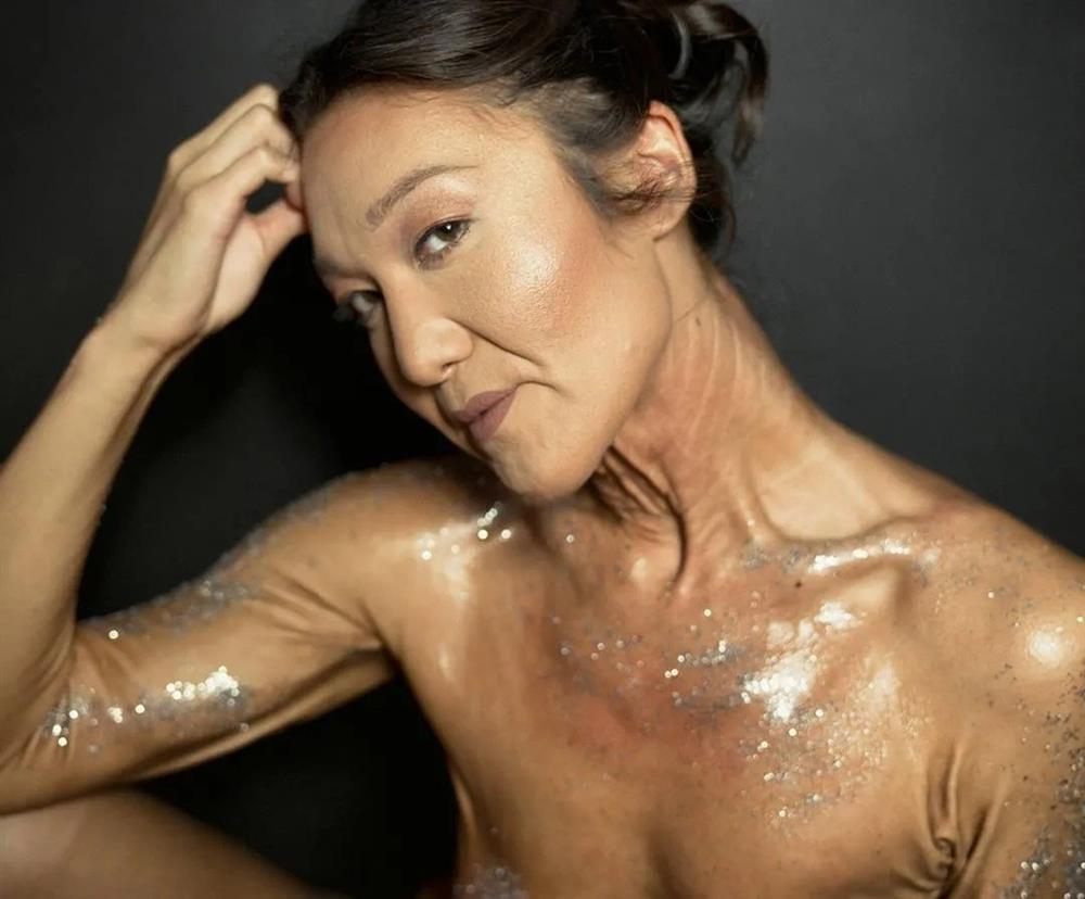 Có làn da nhăn nheo như cụ già, nữ người mẫu vẫn tự tin diện bikini-5