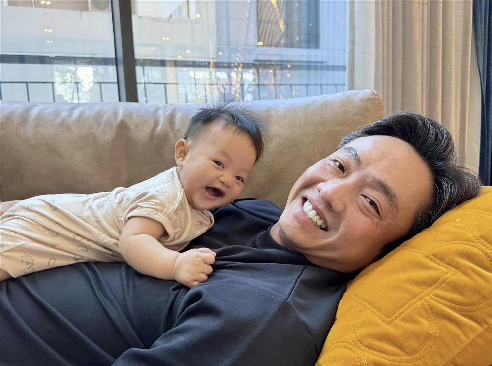 Cường Đô La háo hức đu trend cùng 2 quý tử, netizen soi chi tiết không thay đổi dù qua 13 năm-3