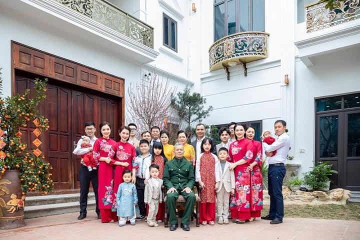 Sao Việt chi tiền tỷ xây nhà báo hiếu bố mẹ: Tiểu Vy tậu nhà mặt phố, Lý Nhã Kỳ tặng hẳn resort và biệt phủ-1