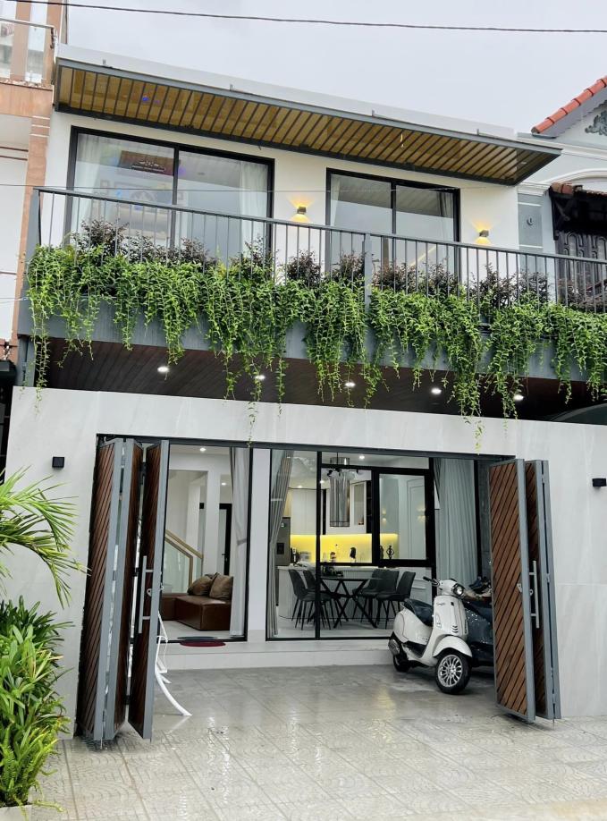 Sao Việt chi tiền tỷ xây nhà báo hiếu bố mẹ: Tiểu Vy tậu nhà mặt phố, Lý Nhã Kỳ tặng hẳn resort và biệt phủ-3