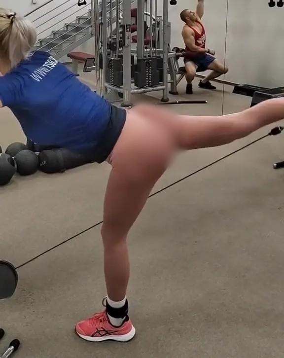 Cô gái hot trên TikTok vì chiếc quần tập trùng màu cơ thể ở phòng gym-1