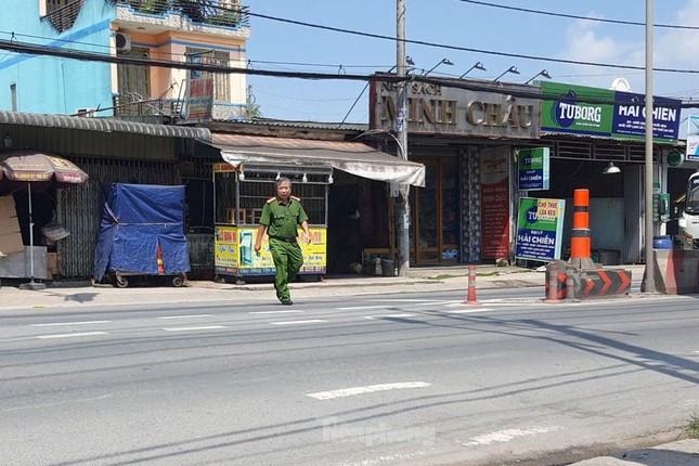 Hai đối tượng cầm vật giống súng cướp ngân hàng ở vùng ven TPHCM-3