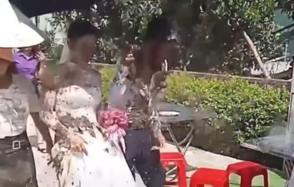 Vụ cô dâu, chú rể bị tạt chất bẩn: Người yêu cũ xin lỗi công khai-1