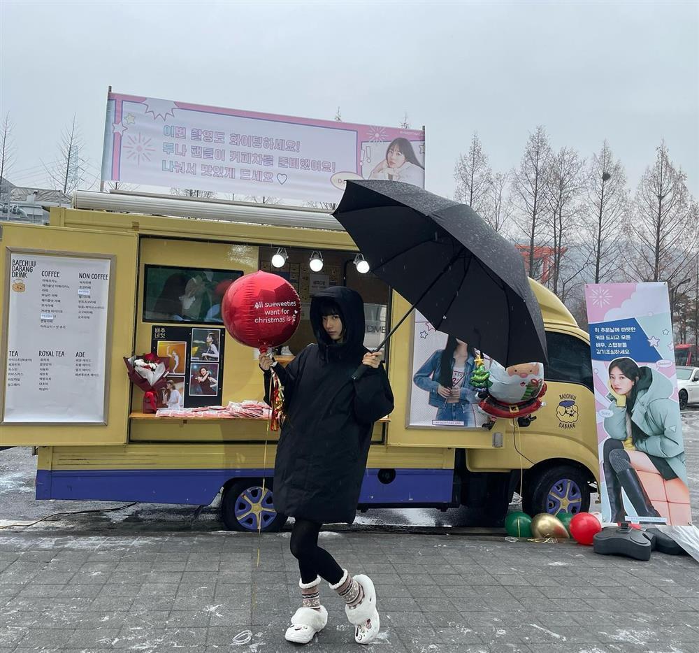 Suzy trong hậu trường Doona vẫn rất xinh dù toàn mặc đồ kín bưng-2