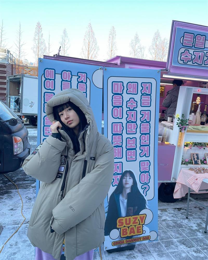 Suzy trong hậu trường Doona vẫn rất xinh dù toàn mặc đồ kín bưng-3