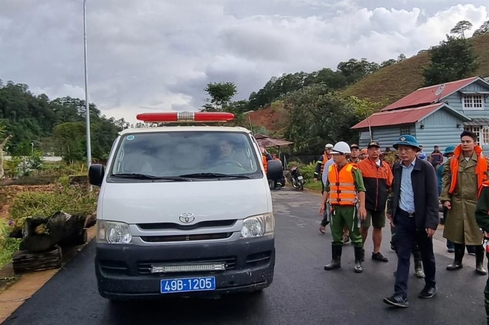 4 du khách Hàn Quốc tử vong trong vụ lật xe ở làng Cù Lần-1