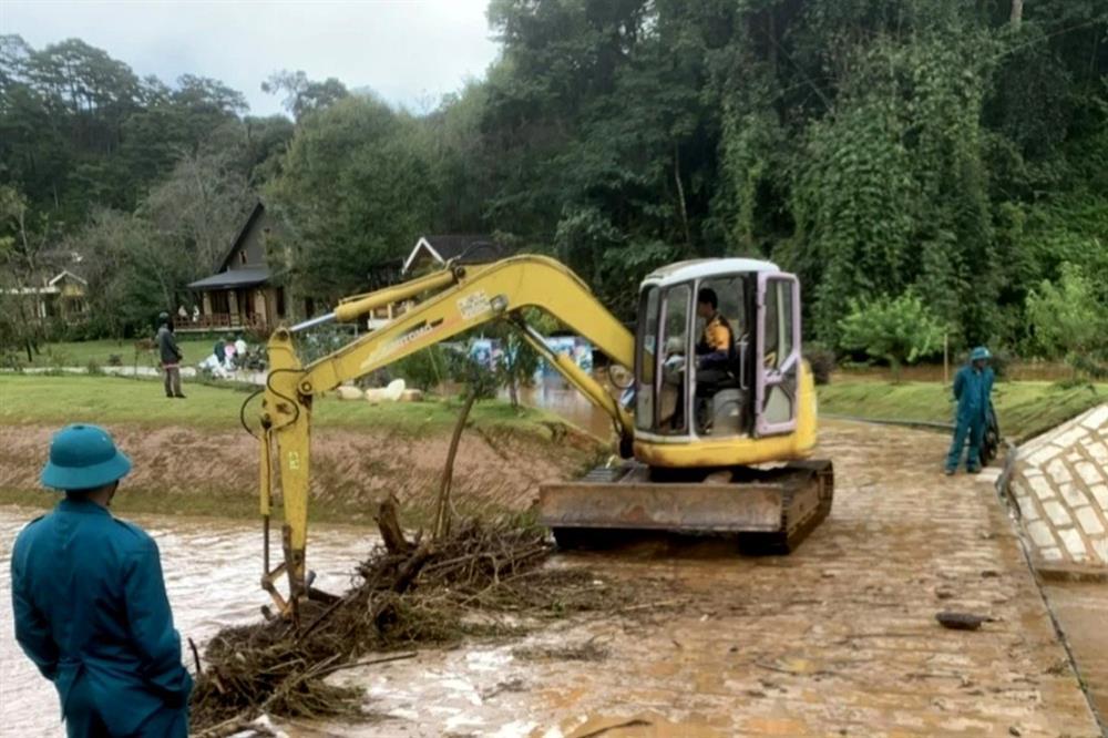 4 du khách Hàn Quốc tử vong trong vụ lật xe ở làng Cù Lần-2