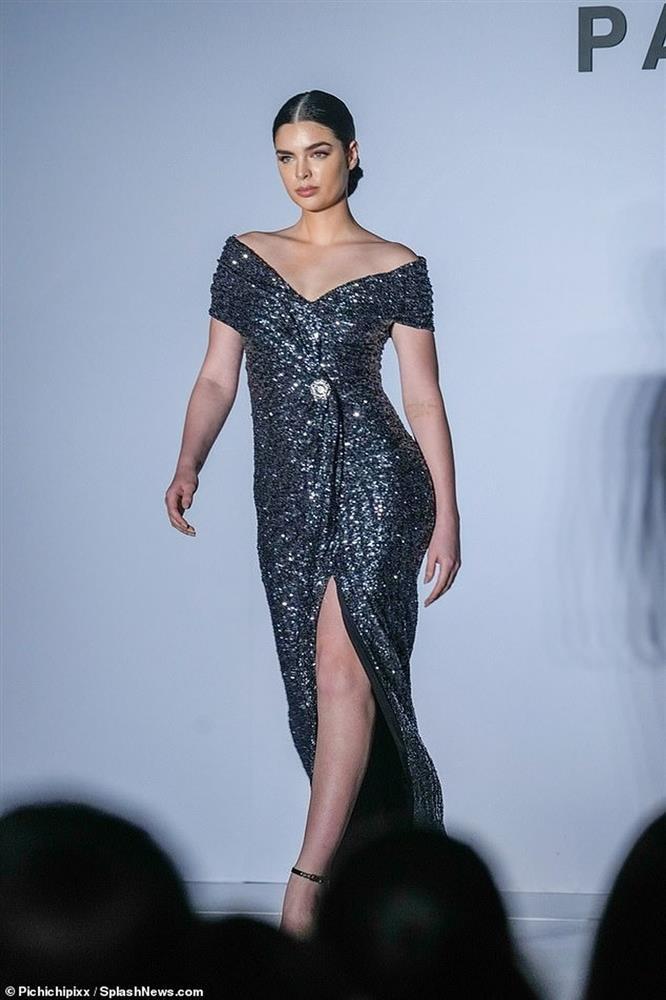 4 tháng sau khi sinh con, Hoa hậu Hoàn vũ Paraguay tái xuất sàn catwalk-1