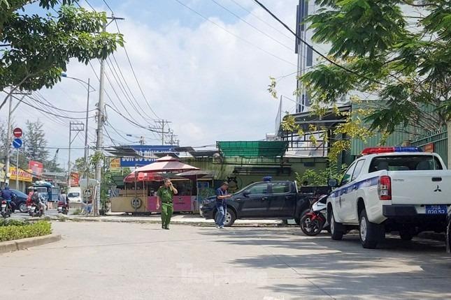 Tin mới vụ hai đối tượng dùng vật giống súng uy hiếp nhân viên, cướp ngân hàng-2