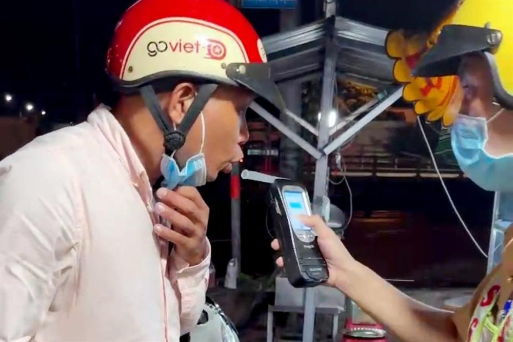 Người ném đá CSGT bị thương có nồng độ cồn vượt mức kịch khung-1