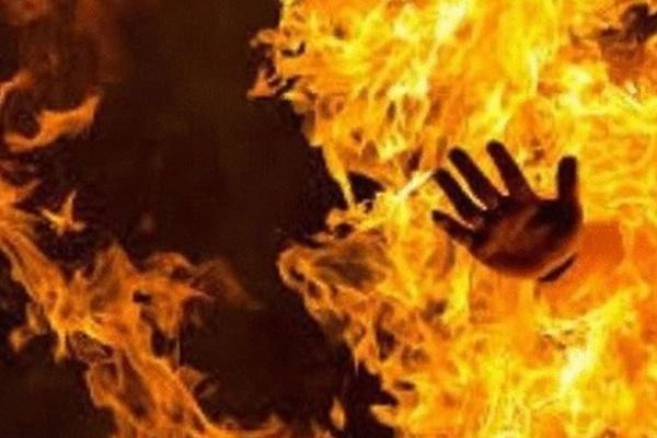 Mang 10 lít xăng đến nhà chồng cũ đòi tự thiêu-2