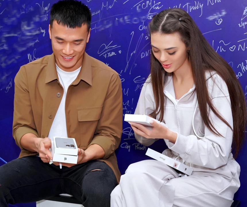 Vợ Tây của Bùi Tiến Dũng trang điểm nhẹ nhàng vẫn gây chú ý-1