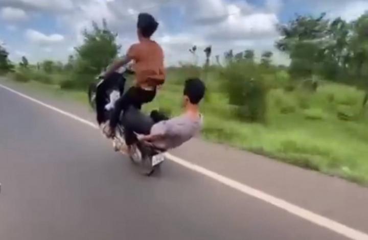 Tranh cãi chuyện 3 thanh niên bị CSGT phạt bắt vác xe máy, quỳ xin lỗi cha mẹ-1