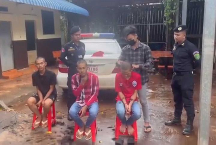 Tranh cãi chuyện 3 thanh niên bị CSGT phạt bắt vác xe máy, quỳ xin lỗi cha mẹ-2