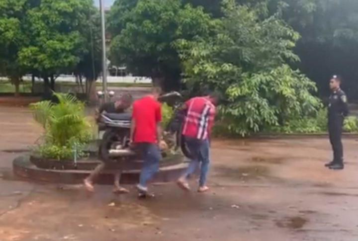 Tranh cãi chuyện 3 thanh niên bị CSGT phạt bắt vác xe máy, quỳ xin lỗi cha mẹ-3