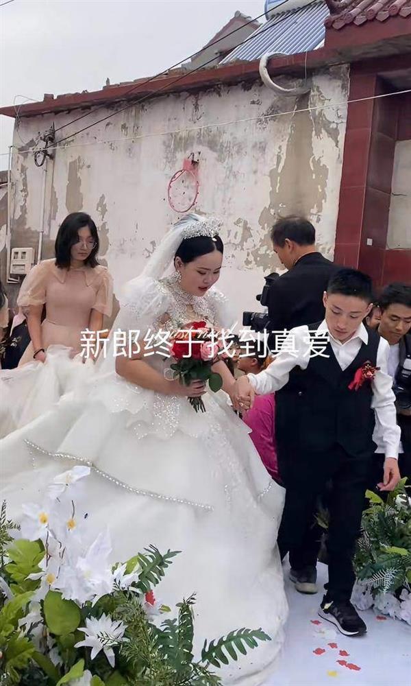 Chú rể cao 1m40 cưới được vợ cao ráo, trẻ đẹp-1