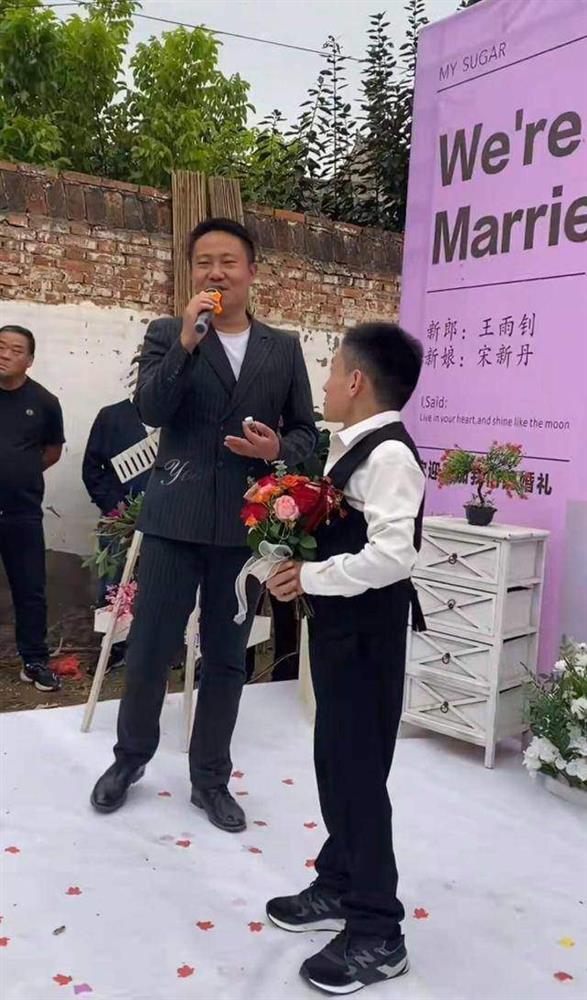 Chú rể cao 1m40 cưới được vợ cao ráo, trẻ đẹp-2