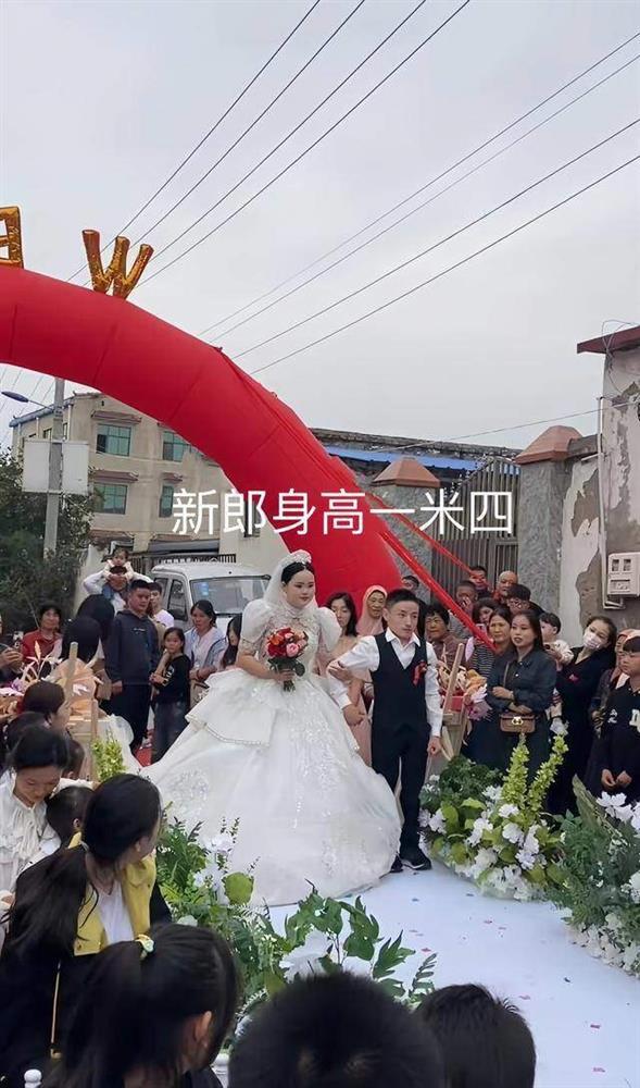 Chú rể cao 1m40 cưới được vợ cao ráo, trẻ đẹp-3