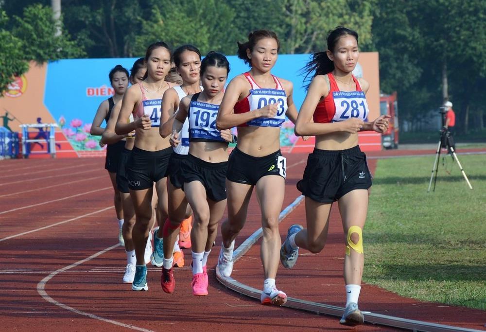 Nguyễn Thị Oanh vô đối, vượt HCV SEA Games ở đường chạy 5.000m-1