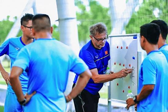 Tuyển Việt Nam: Chờ cú ‘biến hình’ của HLV Troussier sau sự bất ổn