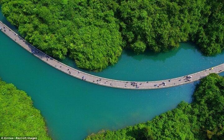 Độc đáo cầu gỗ nổi giữa thung lũng, không ván trụ vẫn chịu được 10.000 người-2