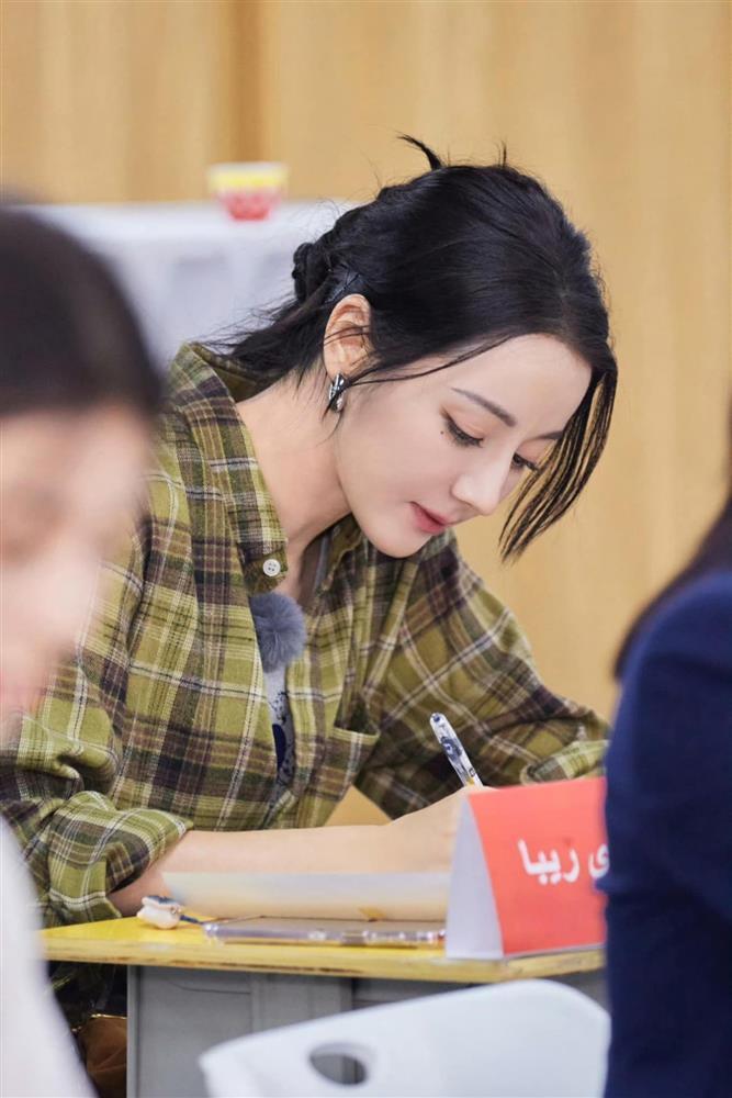 Địch Lệ Nhiệt Ba gây sốt với khả năng ngoại ngữ trong chương trình Hoa Tỷ Đệ-5