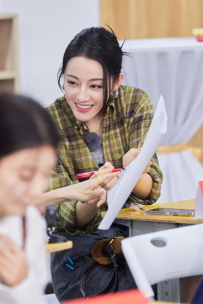 Địch Lệ Nhiệt Ba gây sốt với khả năng ngoại ngữ trong chương trình Hoa Tỷ Đệ-6