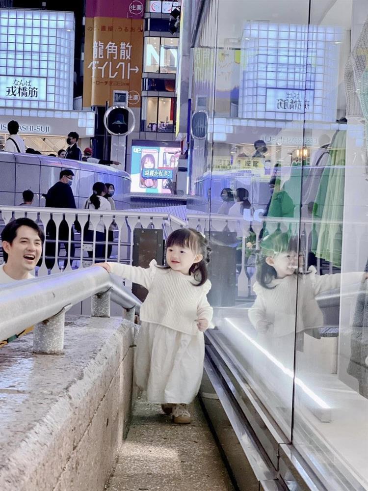 Ái nữ nhà Đông Nhi càng lớn càng ra dáng tiểu thư đài các, bố mẹ được khen nuôi quá khéo-12