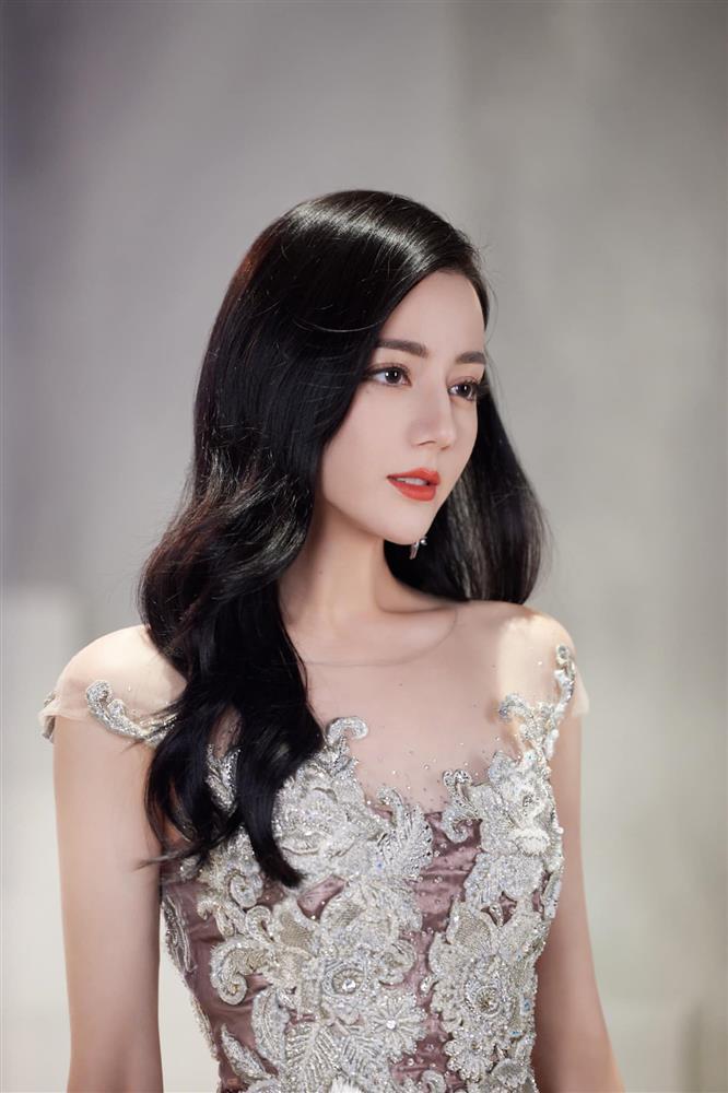 Địch Lệ Nhiệt Ba đẹp như cô dâu trong bộ ảnh mới-2