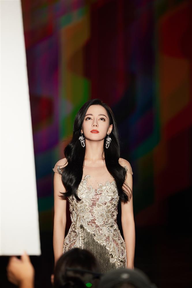 Địch Lệ Nhiệt Ba đẹp như cô dâu trong bộ ảnh mới-4