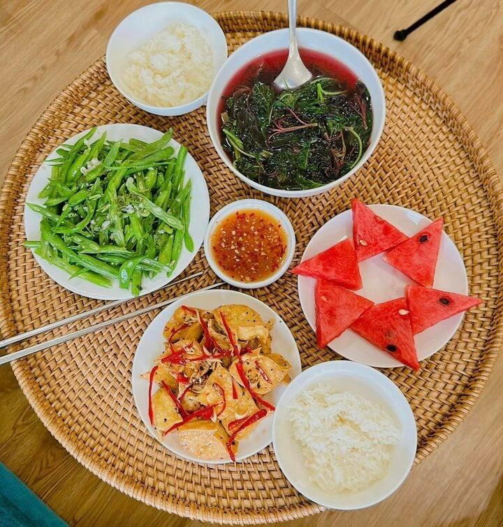 Loạt mâm cơm 20 nghìn đồng gây sốt mạng của người phụ nữ Hà Nội-6