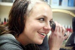 Nỗi đau của Britney Spears khi cạo trọc đầu và chụp ảnh khỏa thân