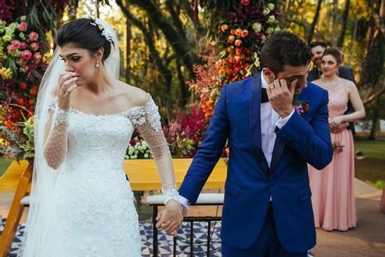 Chú rể bật khóc trong đám cưới, lý do xuất phát từ mẹ đẻ