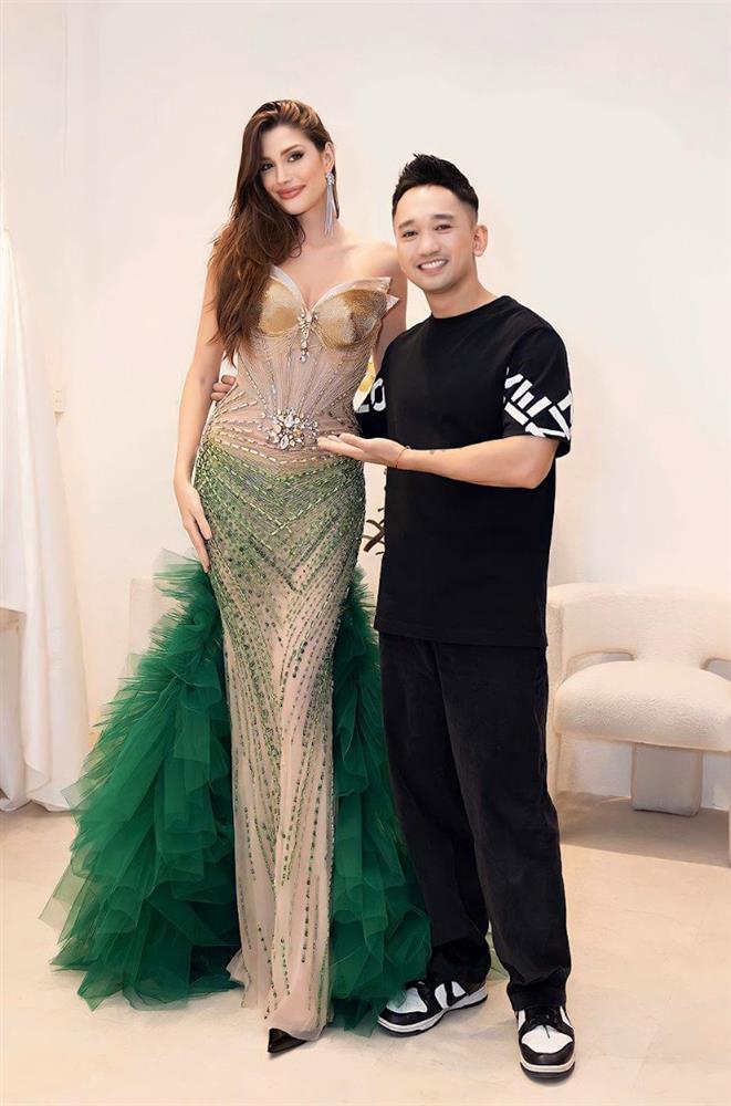 Phía sau váy đúc khuôn cơ thể được hoa hậu đẹp nhất thế giới mặc đi final walk-5