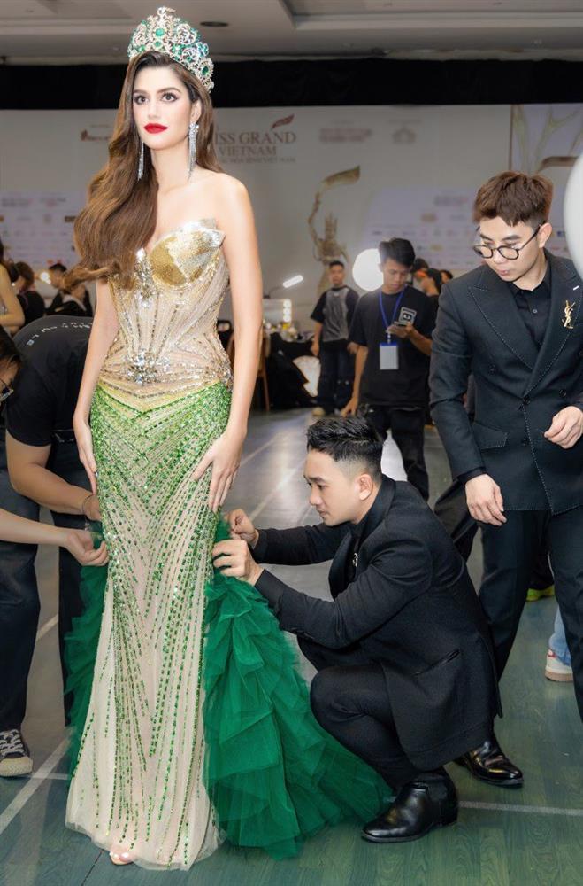 Phía sau váy đúc khuôn cơ thể được hoa hậu đẹp nhất thế giới mặc đi final walk-6