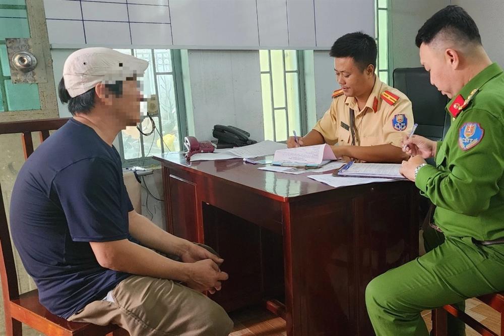 Xử phạt người chạy xe máy dùng chân đẩy ô tô trên đường-1