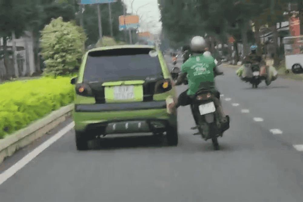Xử phạt người chạy xe máy dùng chân đẩy ô tô trên đường-2