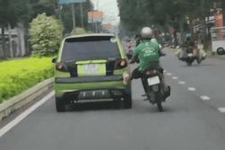 Xử phạt người chạy xe máy dùng chân đẩy ô tô trên đường