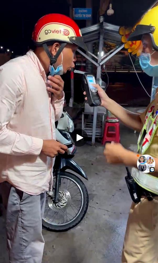 Người dùng đá tấn công cảnh sát giao thông ở TP.Thủ Đức ra đầu thú-1