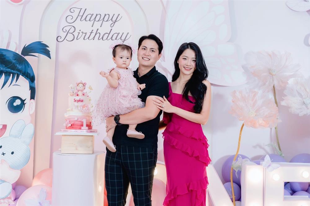 Karen Nguyễn khoe cận mặt con gái đầu lòng, sắc vóc mẹ bỉm gây trầm trồ-1