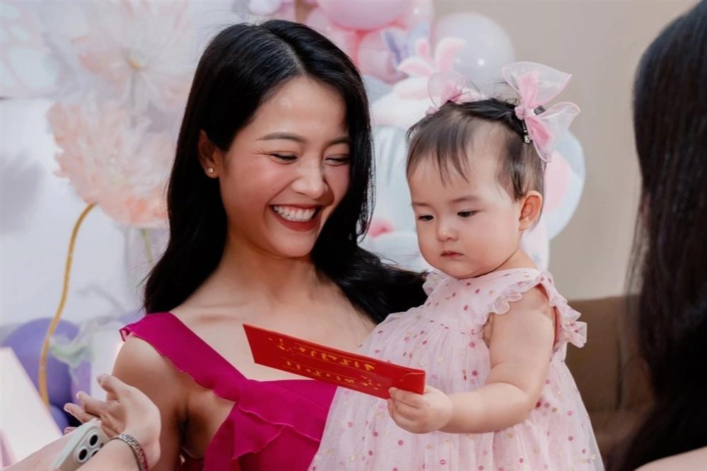Karen Nguyễn khoe cận mặt con gái đầu lòng, sắc vóc mẹ bỉm gây trầm trồ-2