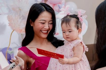 Karen Nguyễn khoe cận mặt con gái đầu lòng, sắc vóc 'mẹ bỉm' gây trầm trồ