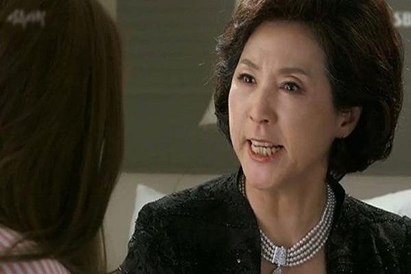 Phát hiện bí mật động trời về mẹ chồng mà chồng tôi lấy làm tấm gương cho vợ-1