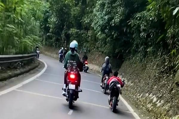 Liên tiếp phát hiện thanh thiếu niên bốc đầu xe máy, phóng bạt mạng trên đường-3