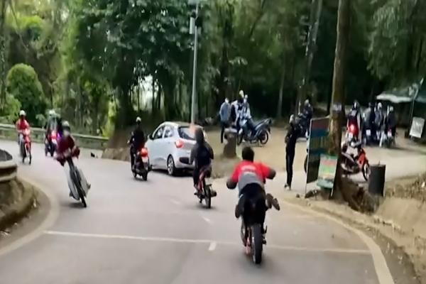 Liên tiếp phát hiện thanh thiếu niên bốc đầu xe máy, phóng bạt mạng trên đường-4