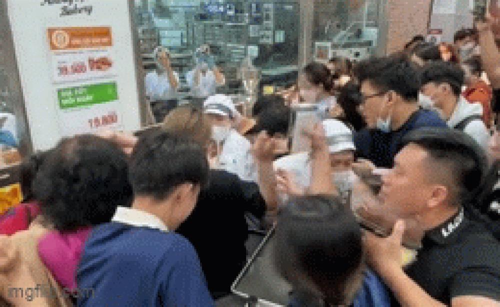 Cửa hàng bánh ra sao sau clip hàng trăm người TPHCM giành giật để được mua?-1