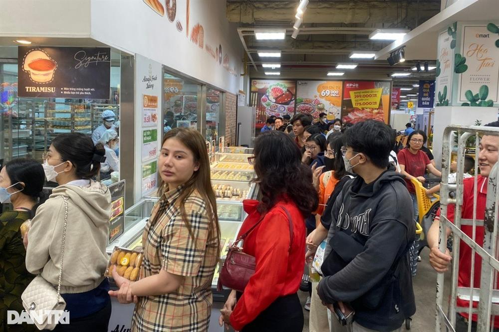 Cửa hàng bánh ra sao sau clip hàng trăm người TPHCM giành giật để được mua?-2