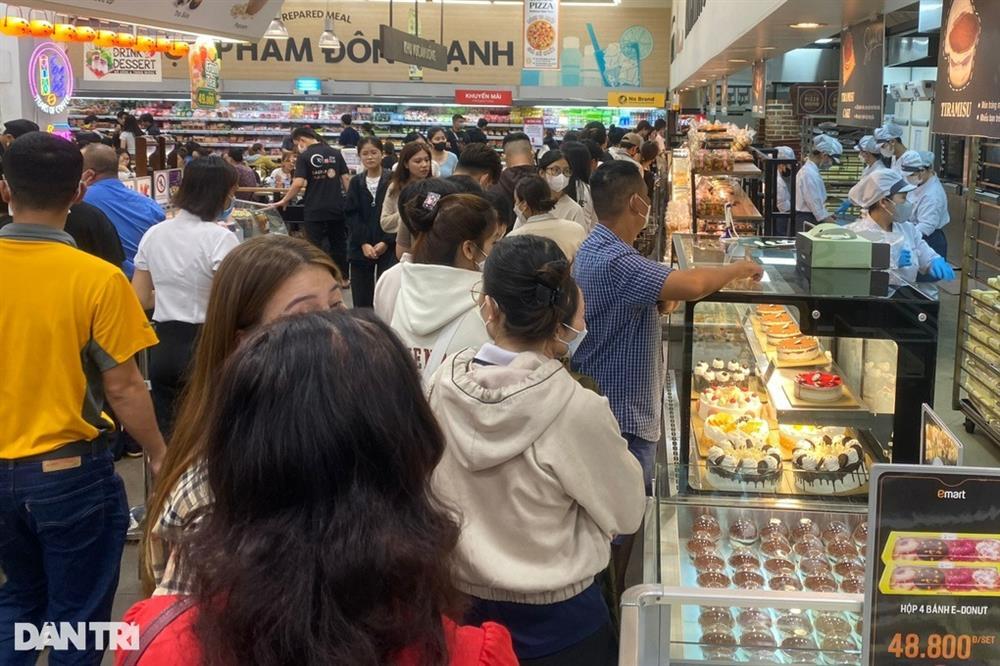 Cửa hàng bánh ra sao sau clip hàng trăm người TPHCM giành giật để được mua?-3