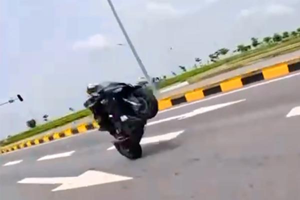 Liên tiếp phát hiện thanh thiếu niên bốc đầu xe máy, phóng bạt mạng trên đường-5