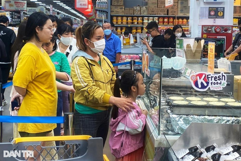 Cửa hàng bánh ra sao sau clip hàng trăm người TPHCM giành giật để được mua?-5